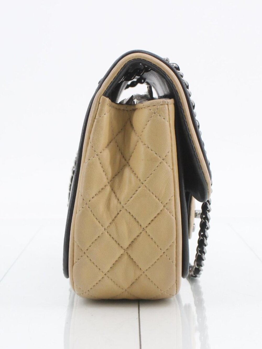 Chanel Bag 18-Series (sticker is unstuck but comes with) - Picture 4 of 15
